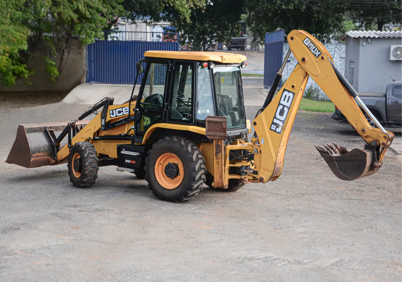 Retroescavadeira JCB 3CX 