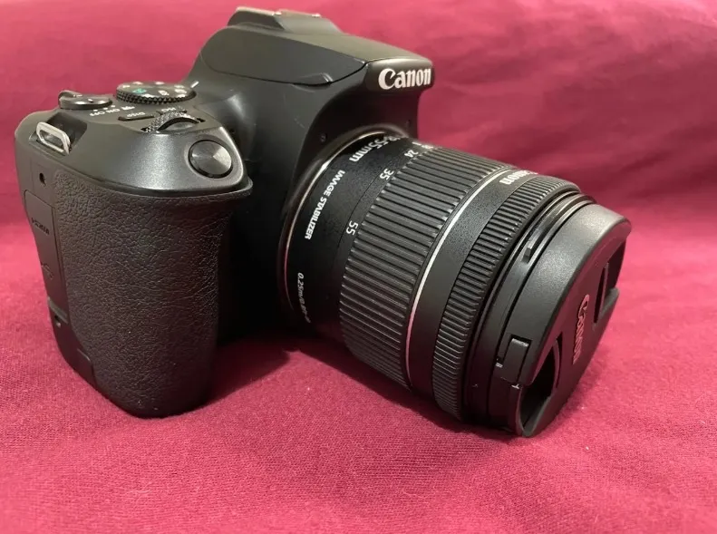 Câmera Canon DSLR com Lente 18-55mm