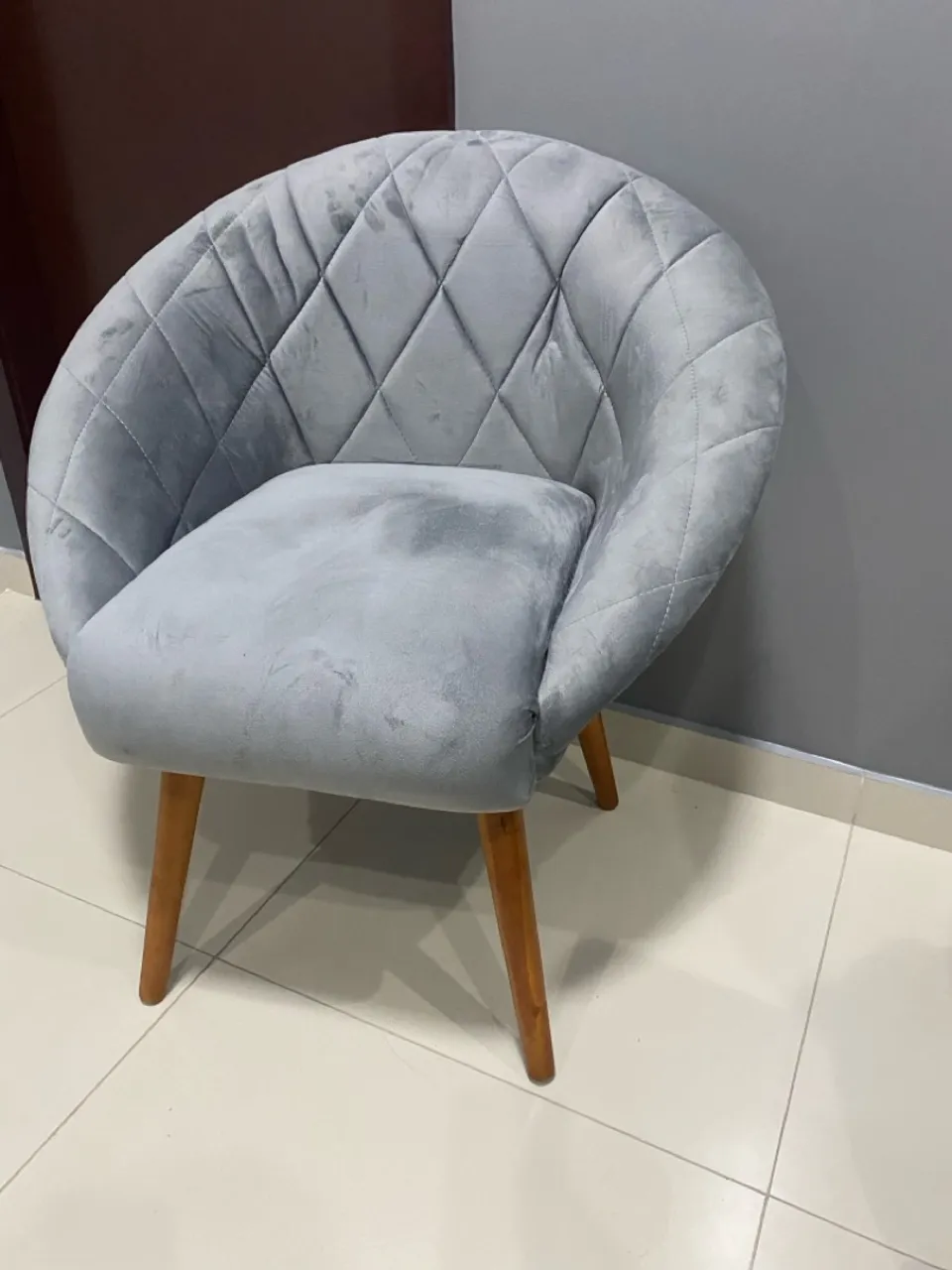 Cadeira Decorativa Cinza com Detalhes em Diamante
