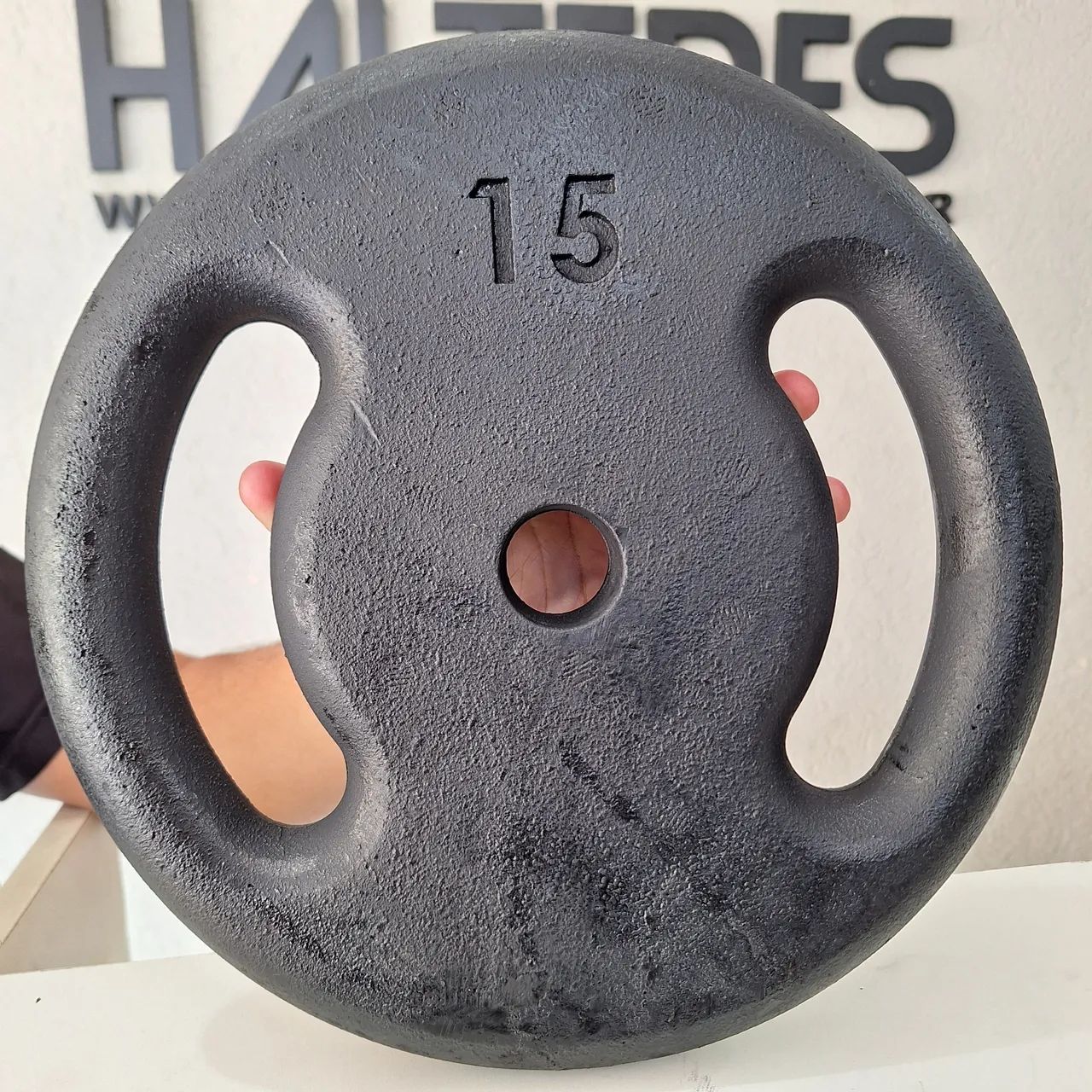 Anilha Pintada Academia 15KG por R$ 149,85 cada (R$ 9,99 o Quilo)