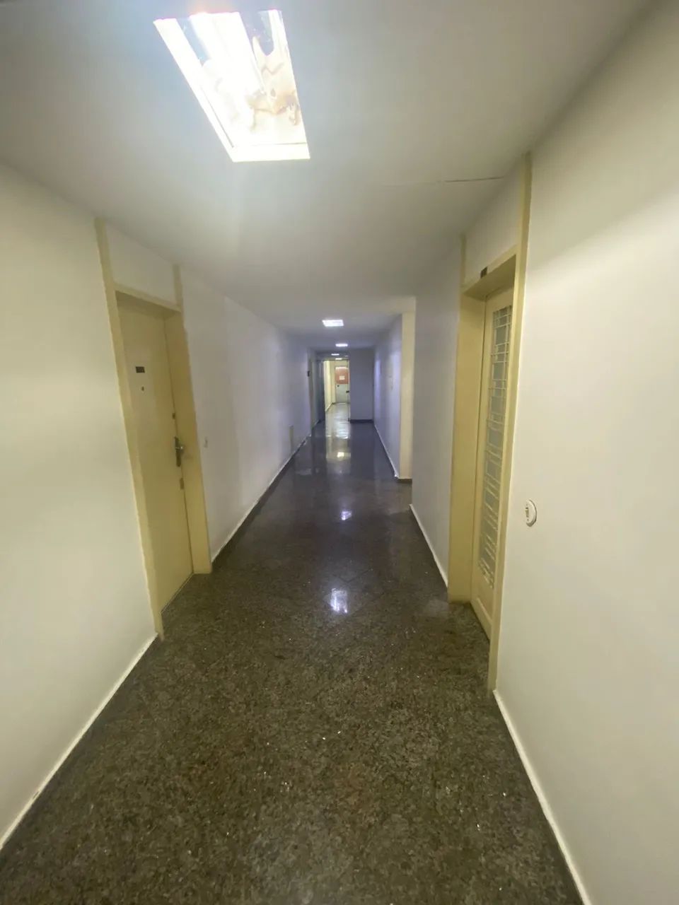 Ampla sala, ótima localização e em bom estado - Foto 2