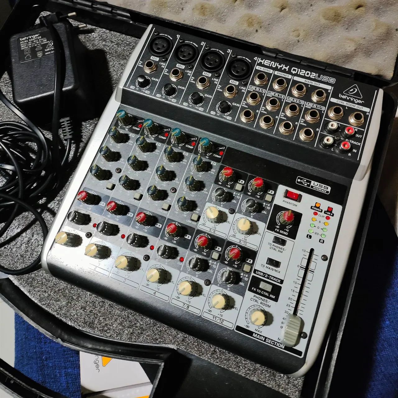 Mesa de Som Behringer Xenyx Q1202 USB