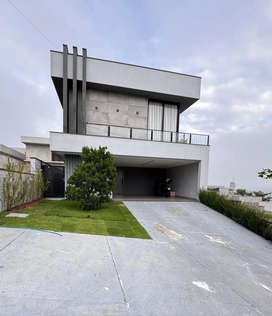 Sobrado para venda possui 211 metros quadrados com 3 quartos em Jardim São Gabriel - Jacar