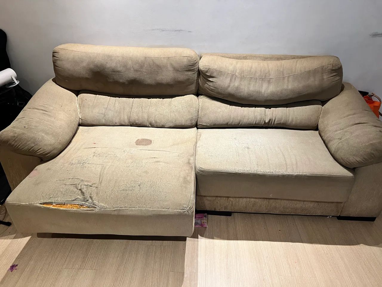 Sofá 4 lugares PRECISA DE CONSERTO