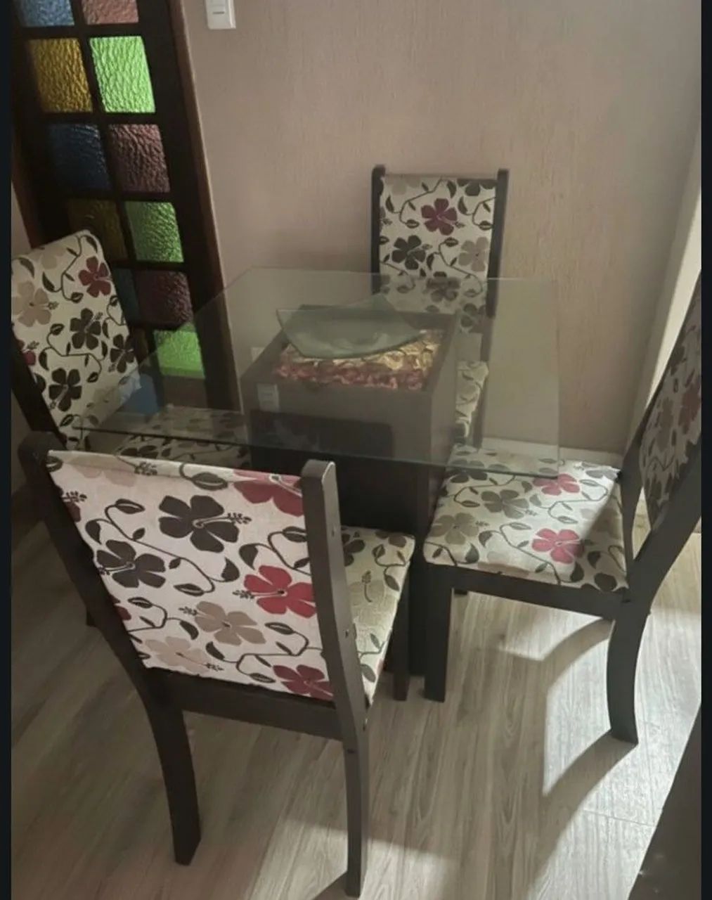 Mesa de vidro com 4 cadeiras 