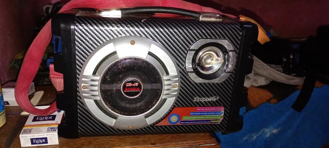Vendo caixa de som bluetooth com rádio FM, leitor de cartão de memória, pen drive e aux - Foto 5