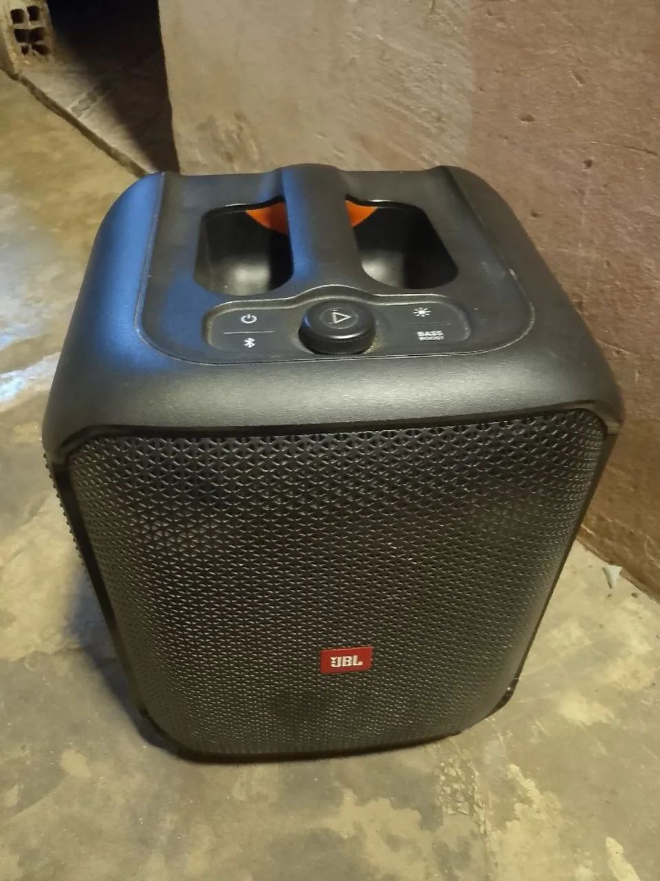Vendo essa caixa JBL muito boa 