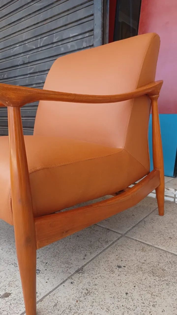 Poltrona de Design Mid-Century (Madeira Maciça e Courino Caramelo) - Foto 3