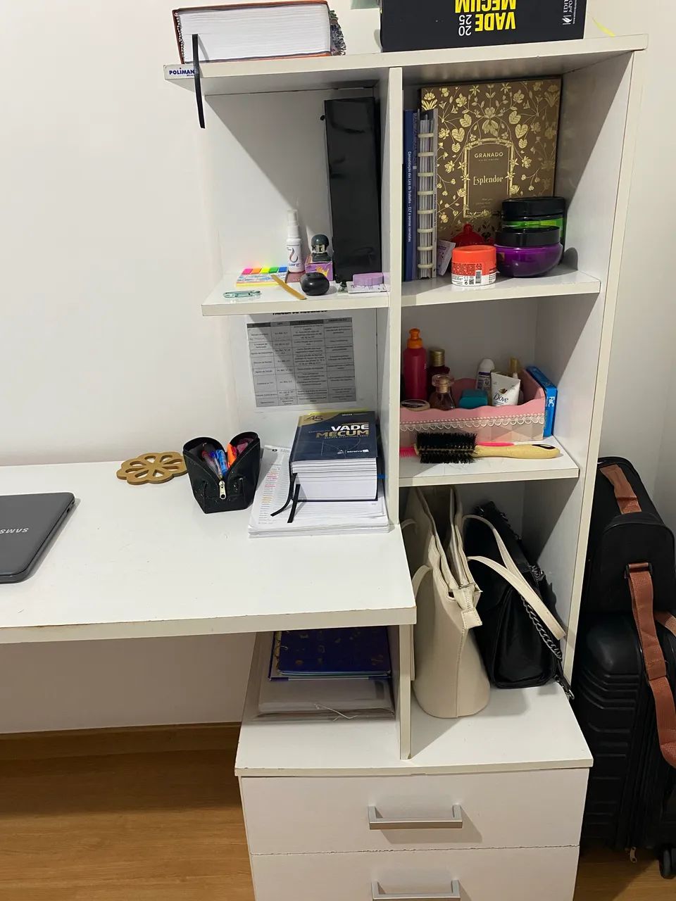 Desk447429182353592322