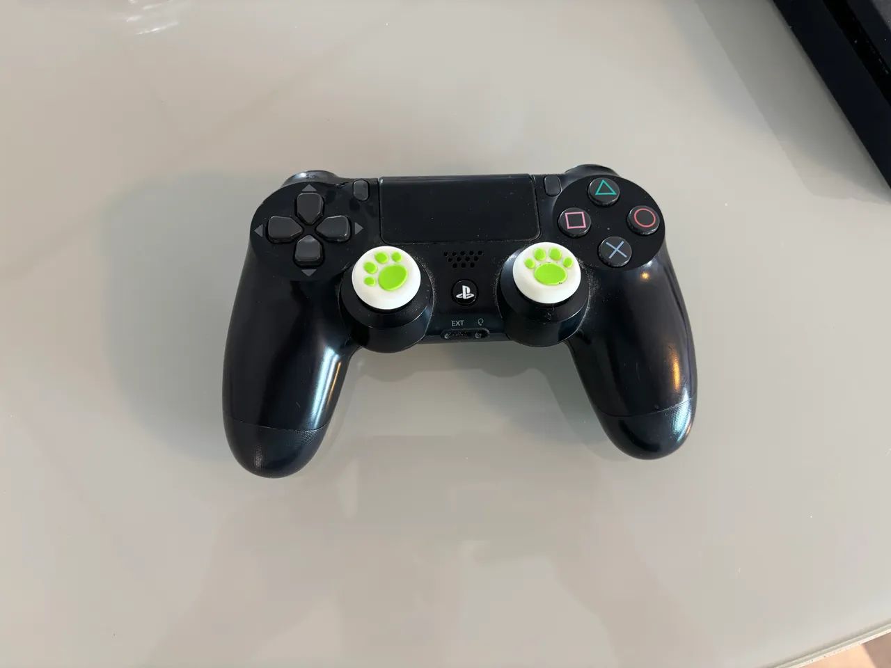 Playstation 4 com 2 controles e 8 jogos - Foto 2