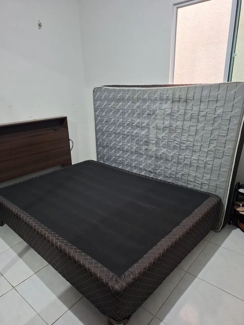 Quarto completo casal cama cabeceira e dois criado mudo - Foto 4
