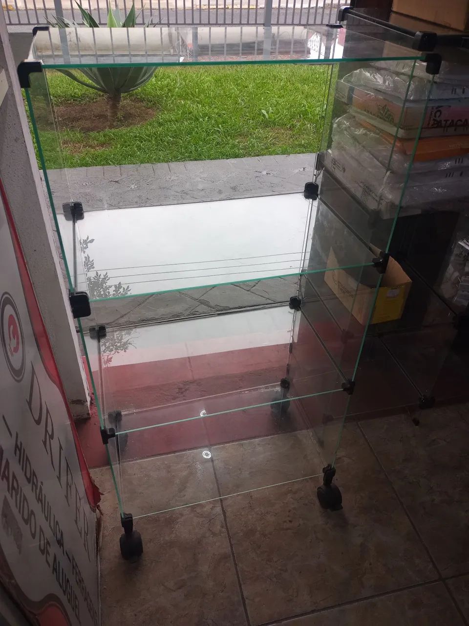 Vitrine Expositora Vidro 1,00Ax0,50L com rodinhas