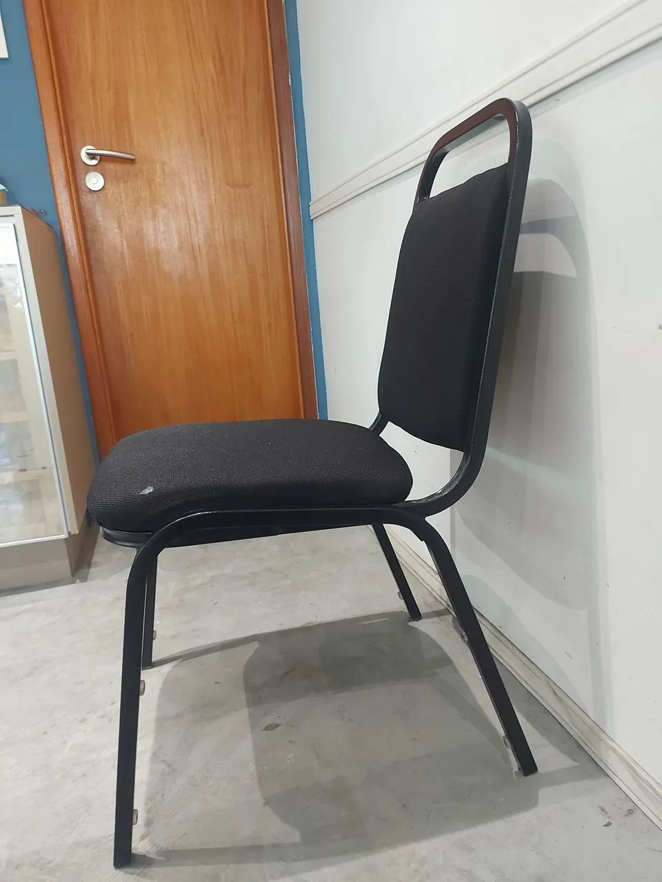 Cadeira acolchoada, estrutura de ferro, cor preta - Foto 3