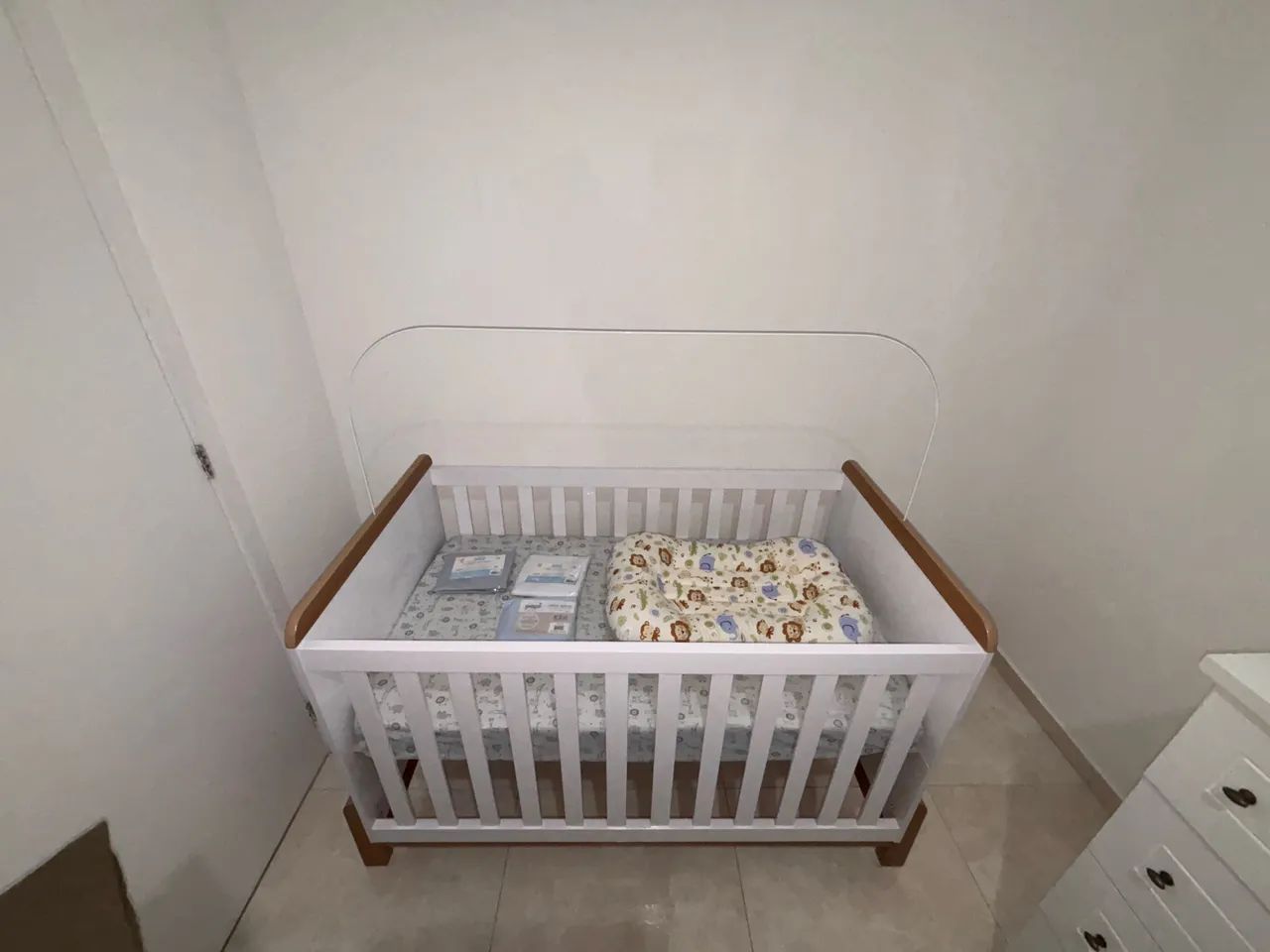 Berço Moderno + Colchão Impermeável Ortobom e Kit Completo de Lençóis