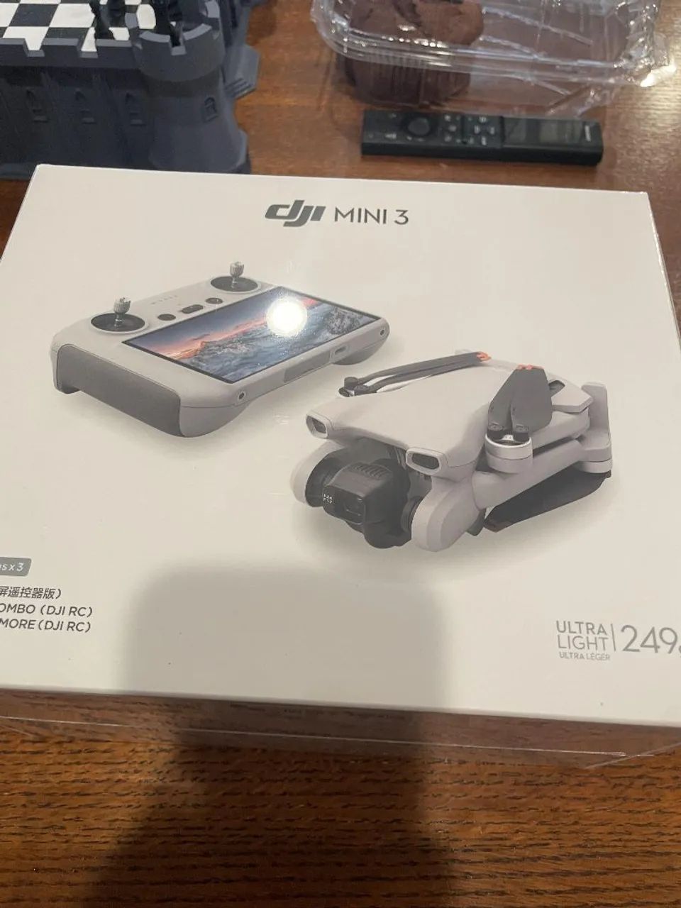 Dji mini drone 3 na caixa com bateria extra.