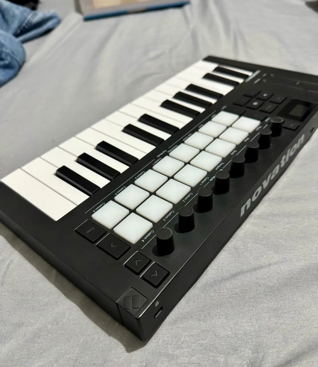 Controladora Novation Launchkey mini 25 MK4 - Foto 3