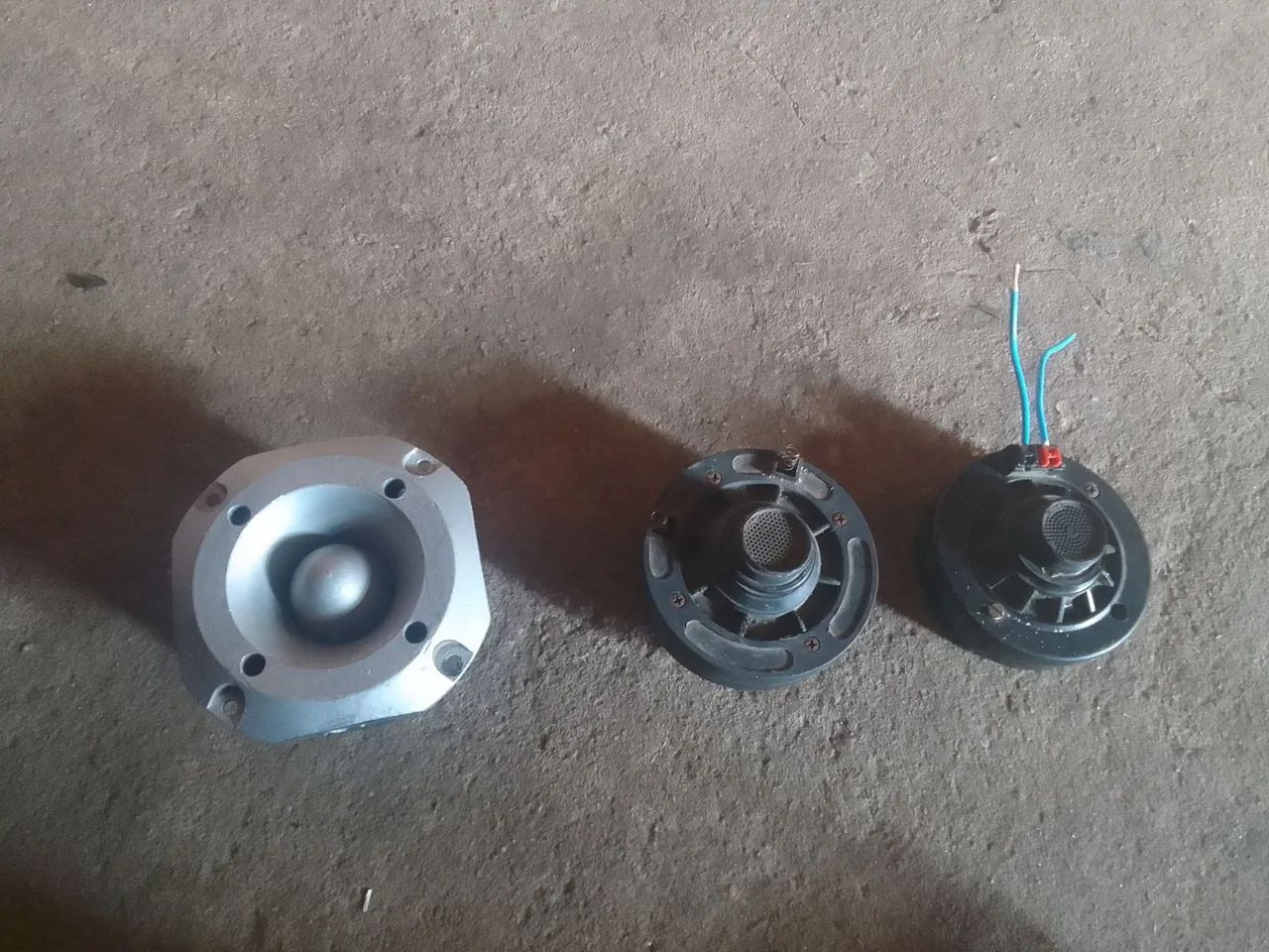 Vendo  duas cornetas uma tuita 