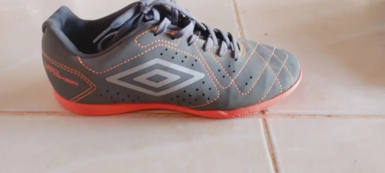 Chuteira de futsal tamanho 40 marca umbro - Foto 4