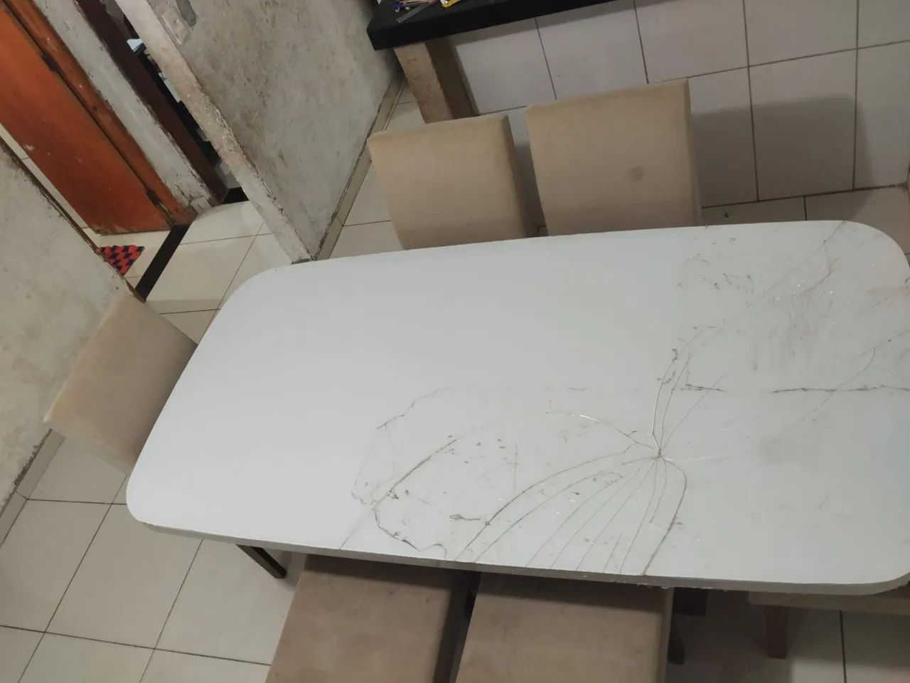 Mesa de tampo d vidro com 6 cadeiras  - Foto 5