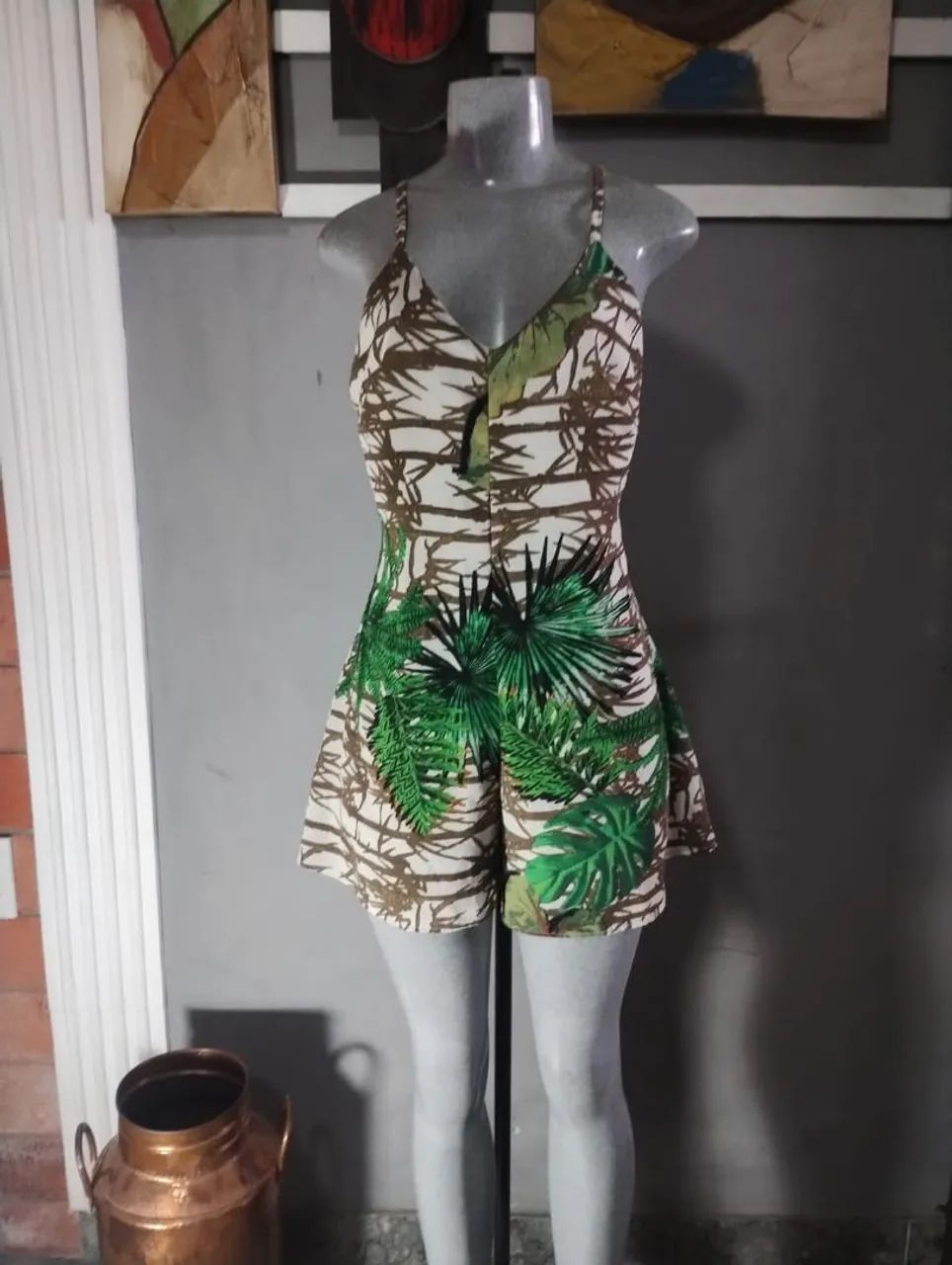 Macaquinho lindo com estampas verde e marrom ( Tam M)