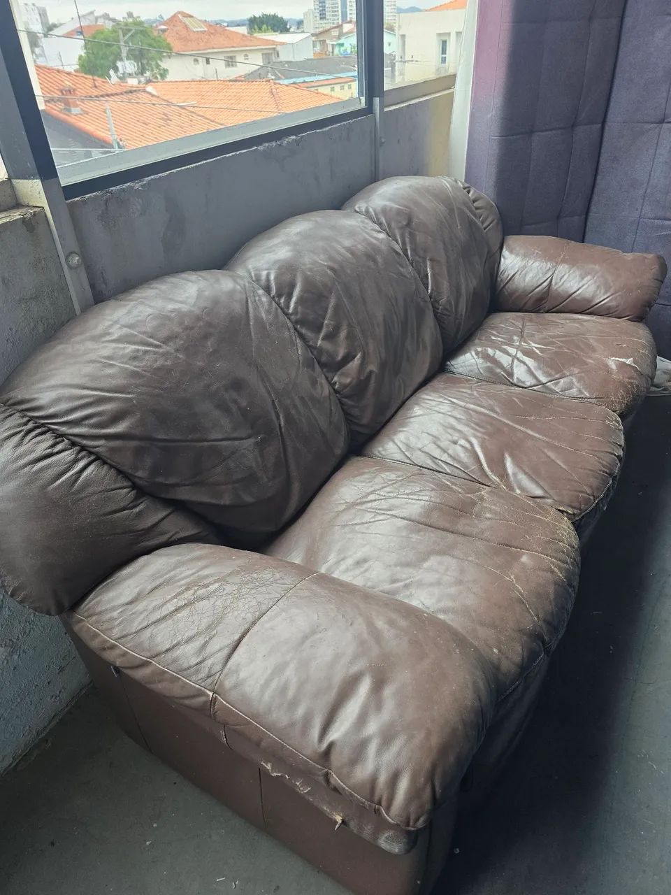 Vendo sofá couro três lugares - Foto 2