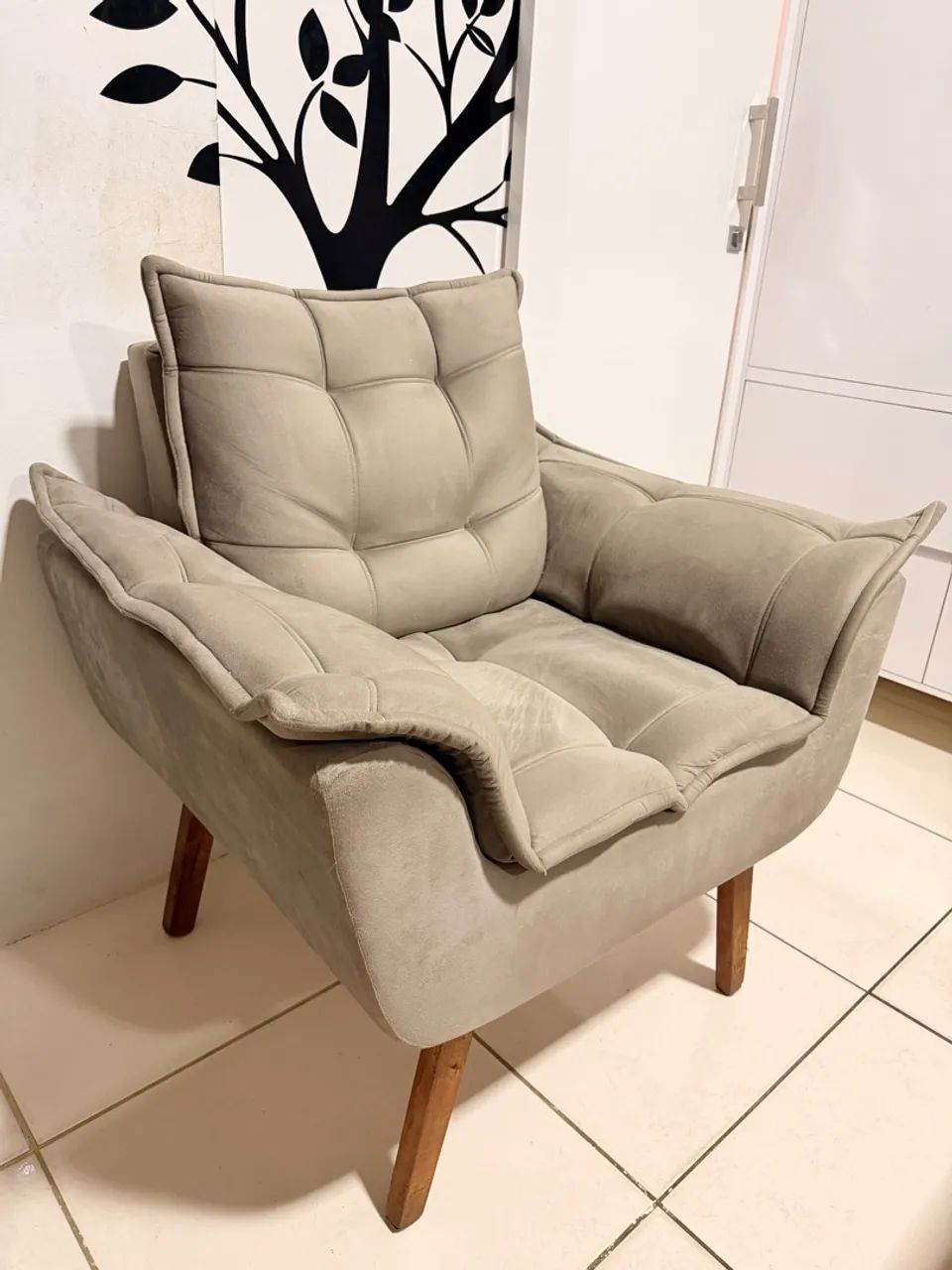Título: Poltrona Decorativa Bege Aconchegante - Ótimo Estado