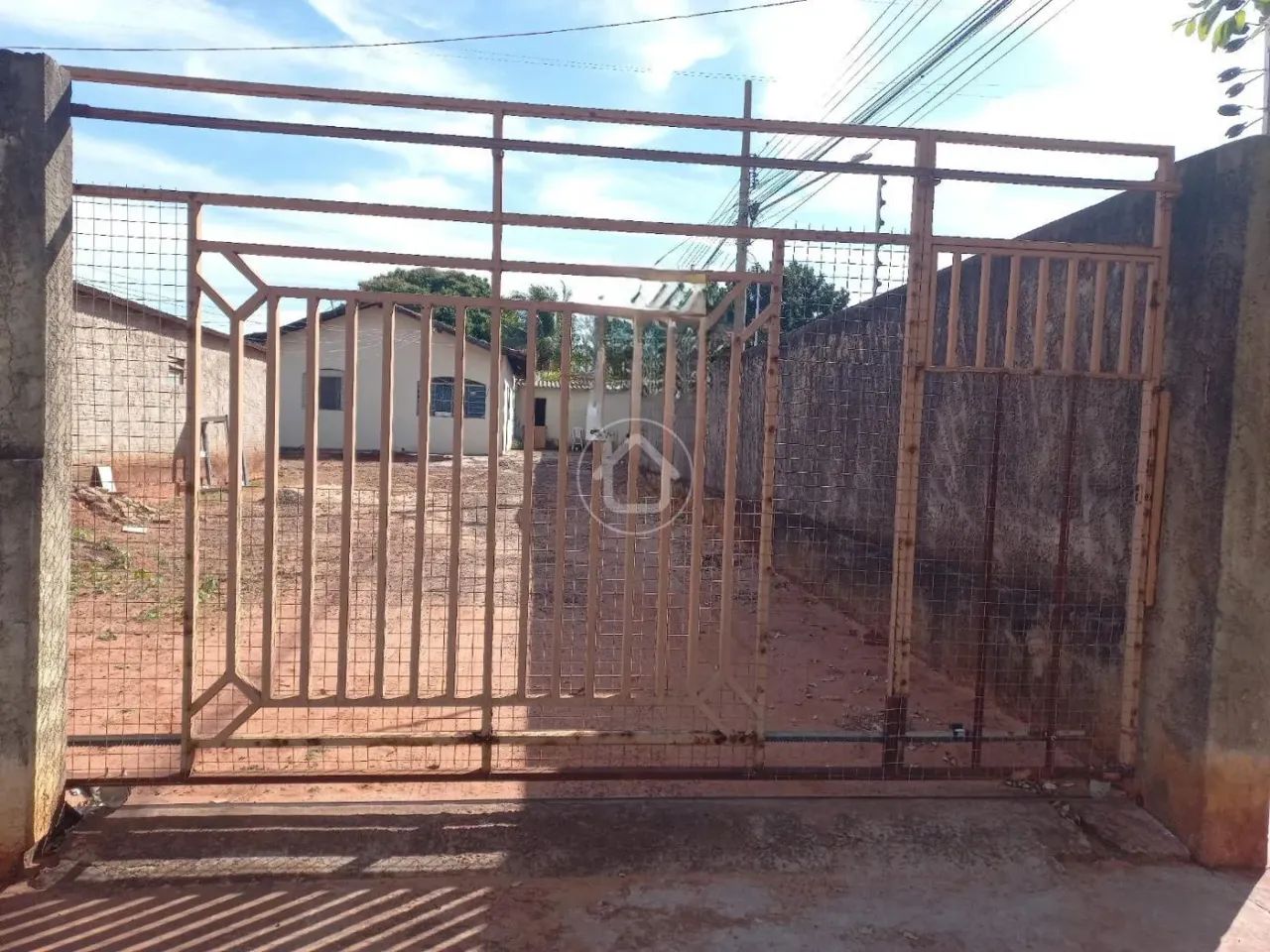 CASA DE ESQUINA COM GRANDE SOBRA DE TERRENO