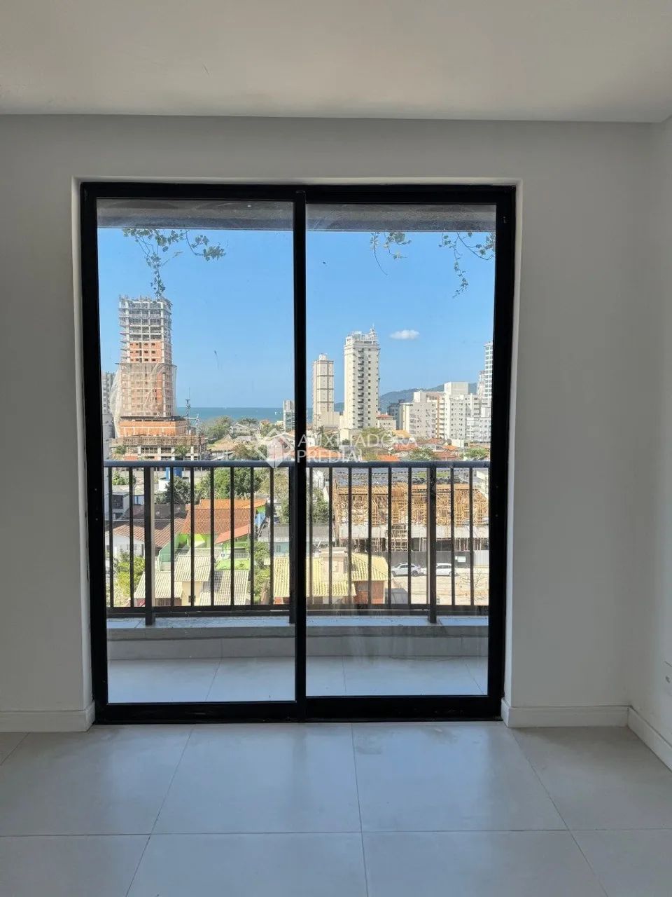 Apartamento com sacada e 2 quartos no Perequê - Foto 3
