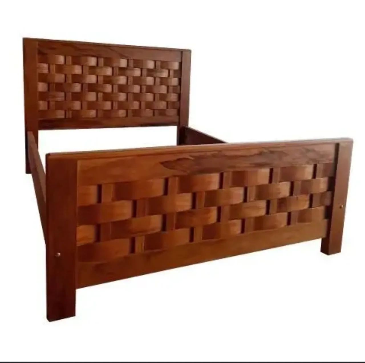 Cama em madeira 