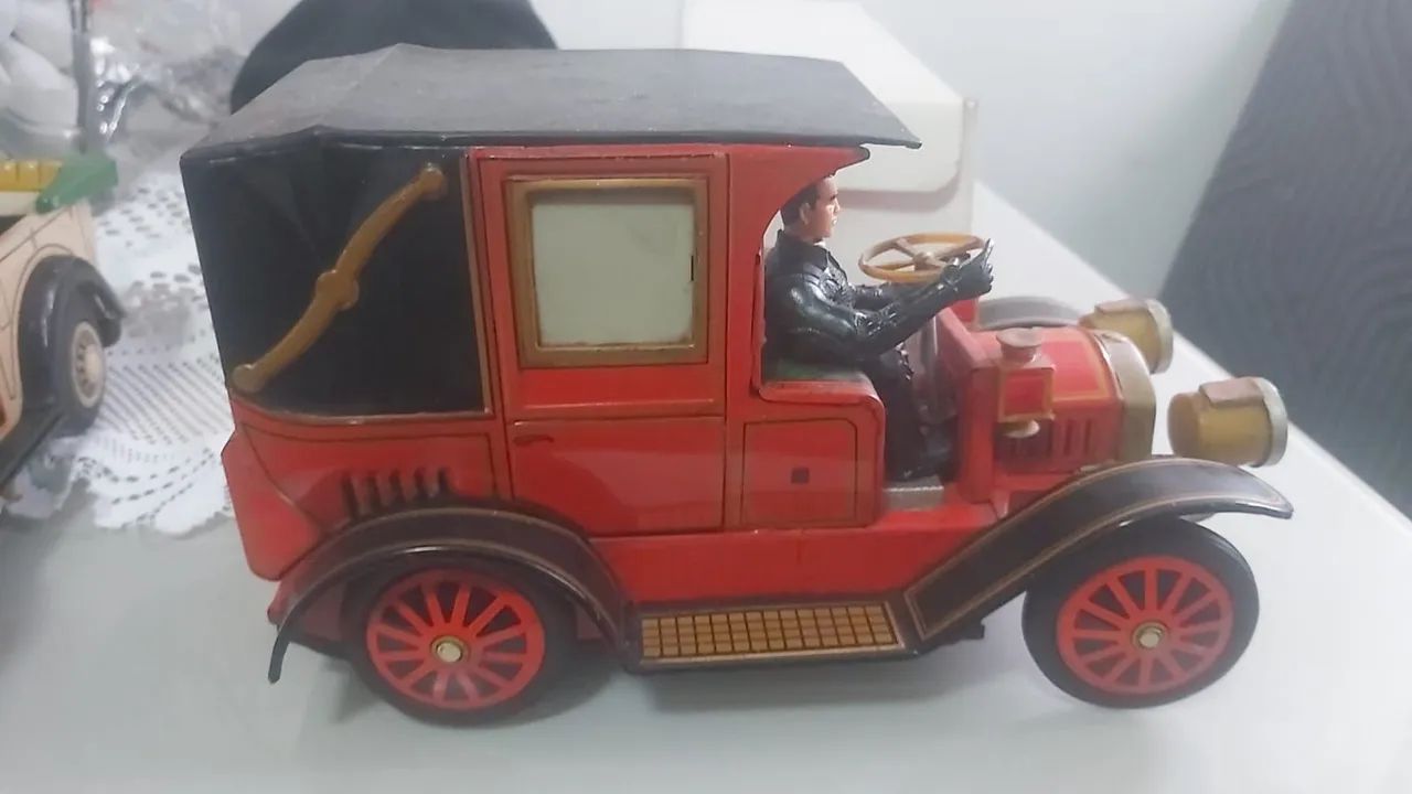 miniaturas na escala 1/18 de lata da década de 40 raro"
