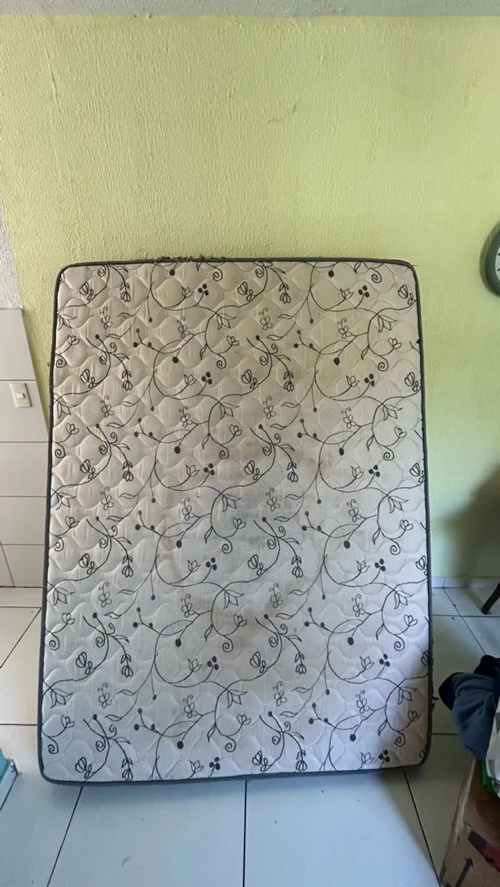 Colchão com marcas de gato 