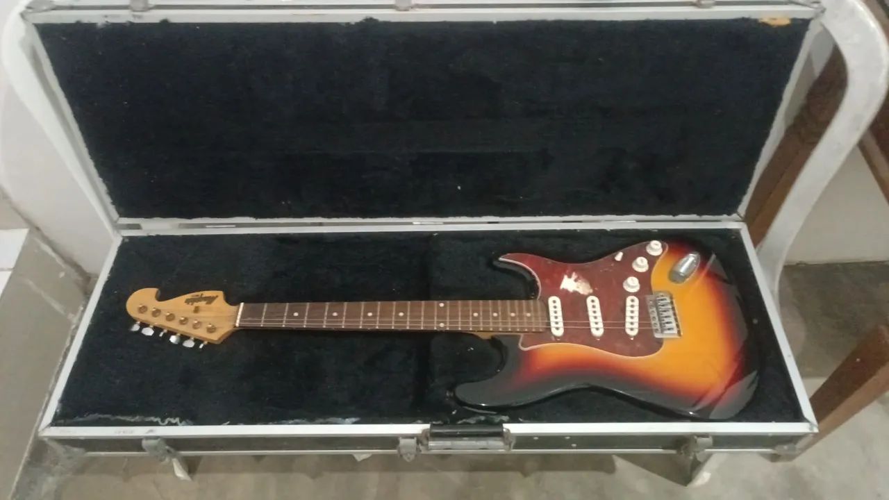 Guitarra Memphis G32, e um hard case Black 