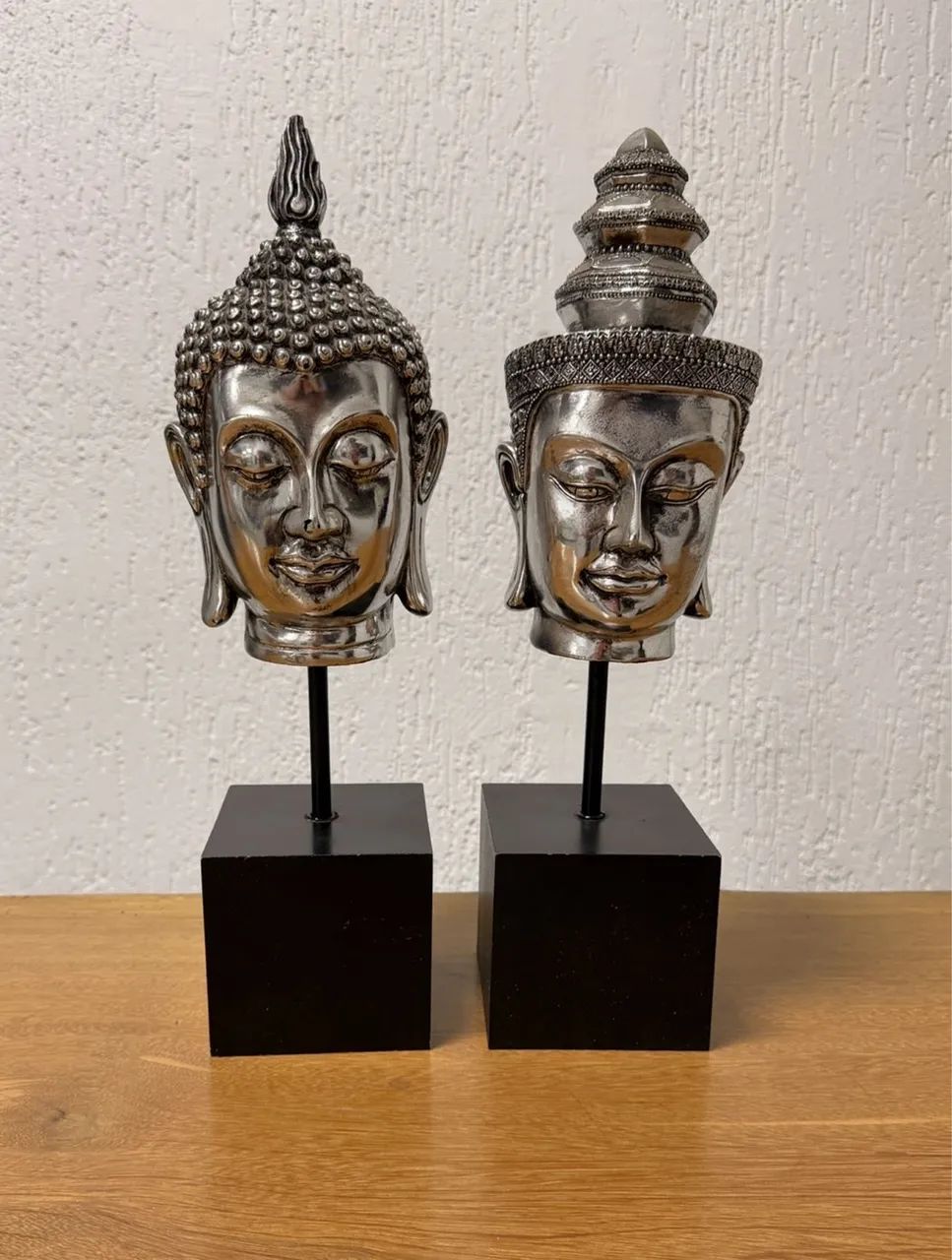 Duas Esculturas em Metal Prateado Buda Thai sobre base em madeira  