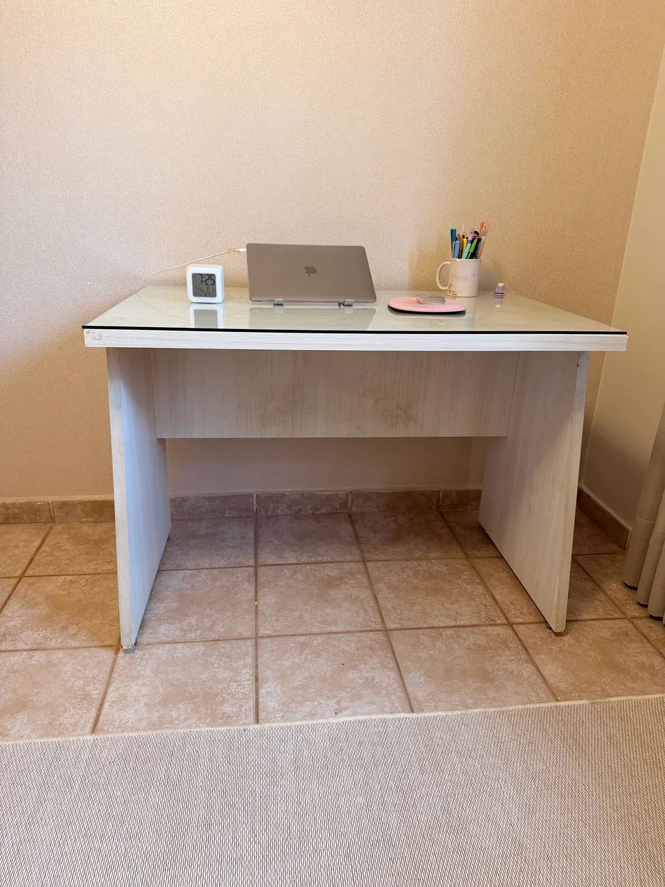 Mesa para escritório de mdf e vidro protetor - Foto 2