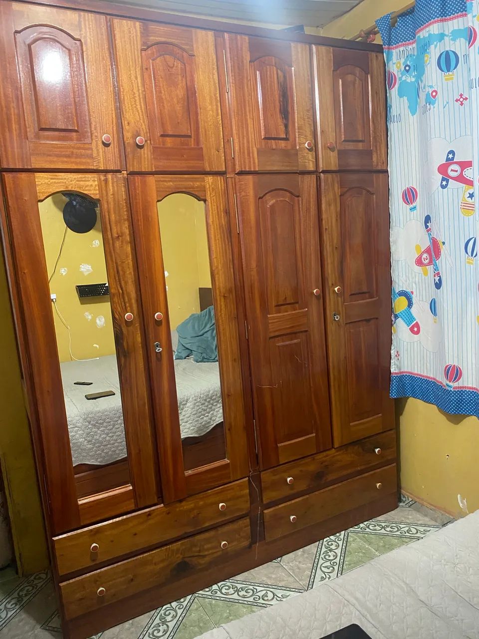 Guarda-roupa de 4 portas 