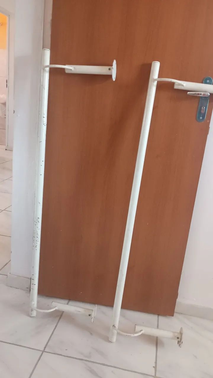 Vendo 2 arara de parede R$40 reais cada 