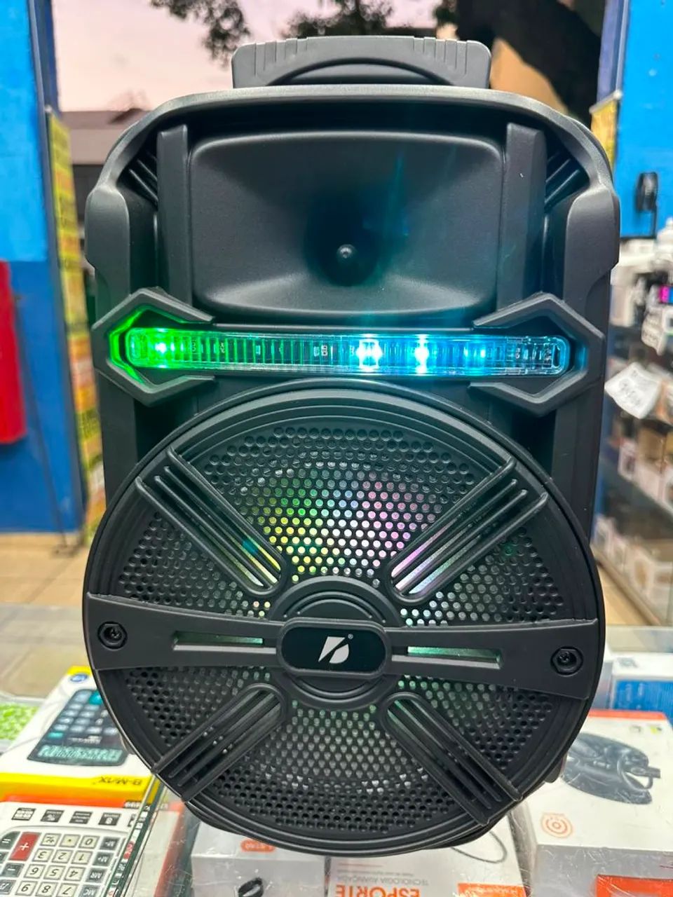 Caixa de som potente amplificada com microfone e controle Bluetooth Rádio Pendrive 200w  - Foto 4