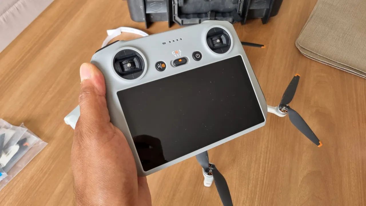 DJI MINI 3 + RC com tela + case + 2 baterias  - Foto 5