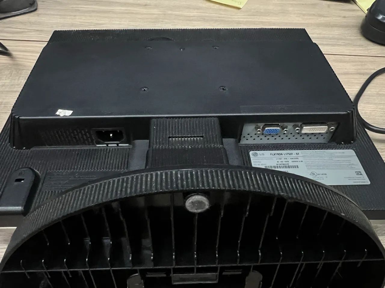 Vende-se monitor 17 polegadas, em boa condição, com cabo de energia - Foto 2