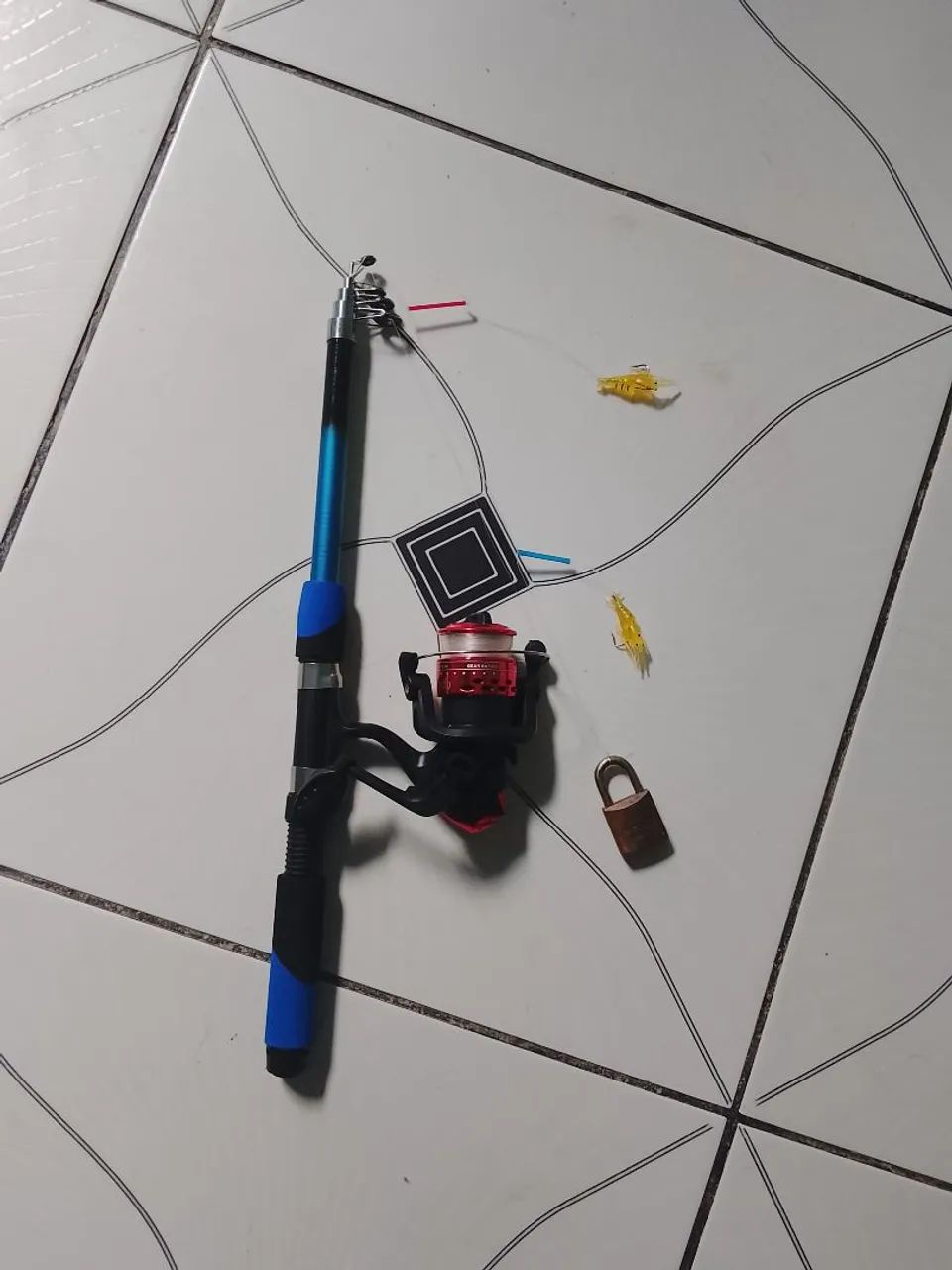 Vara d pesca telescópica completa com molinete e 2 iscas artificial nova