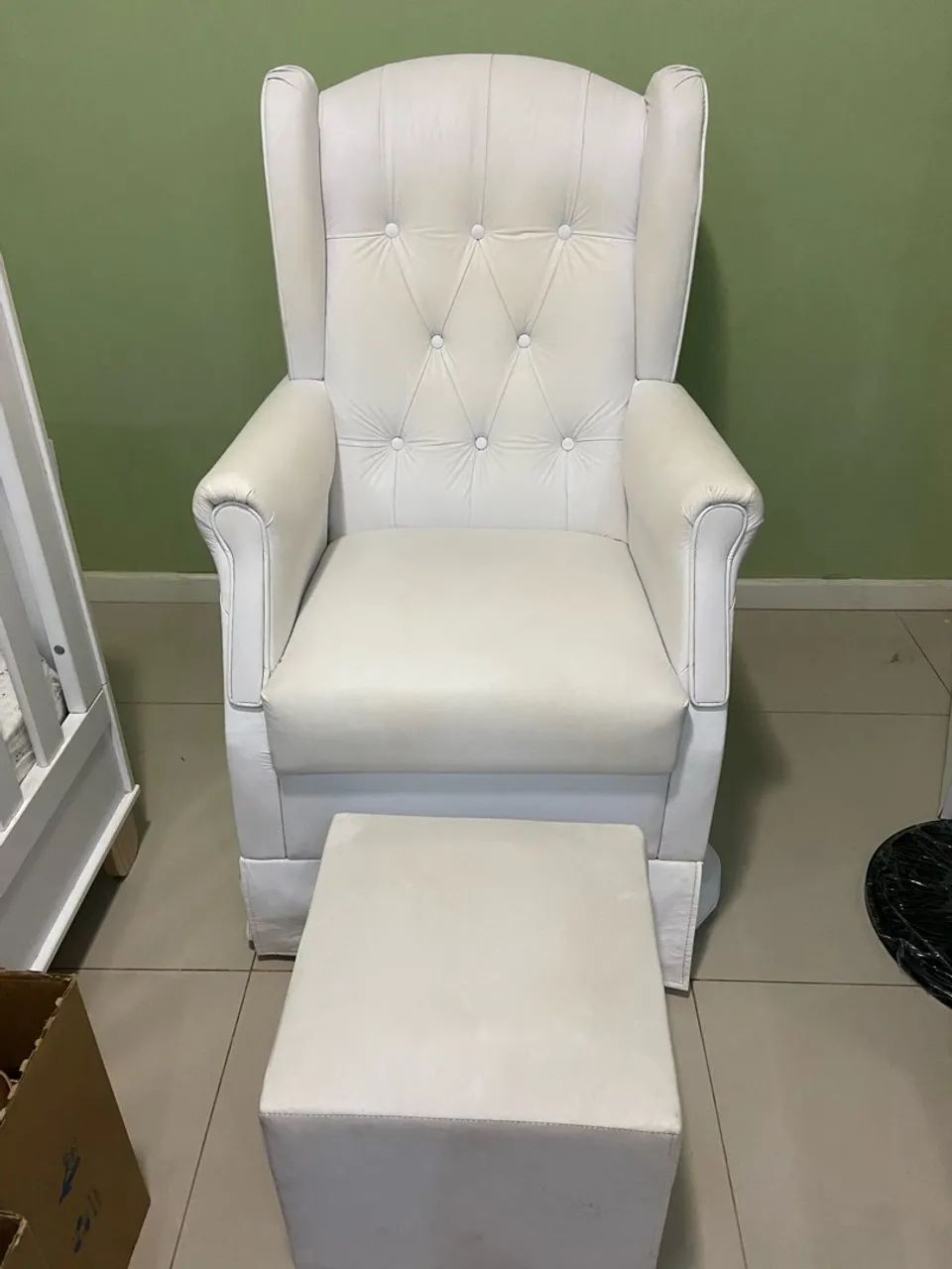 Vendo cadeira de amamentação e puff! 
