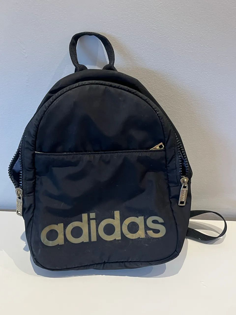 Mochila adidas preta com dourado pequena