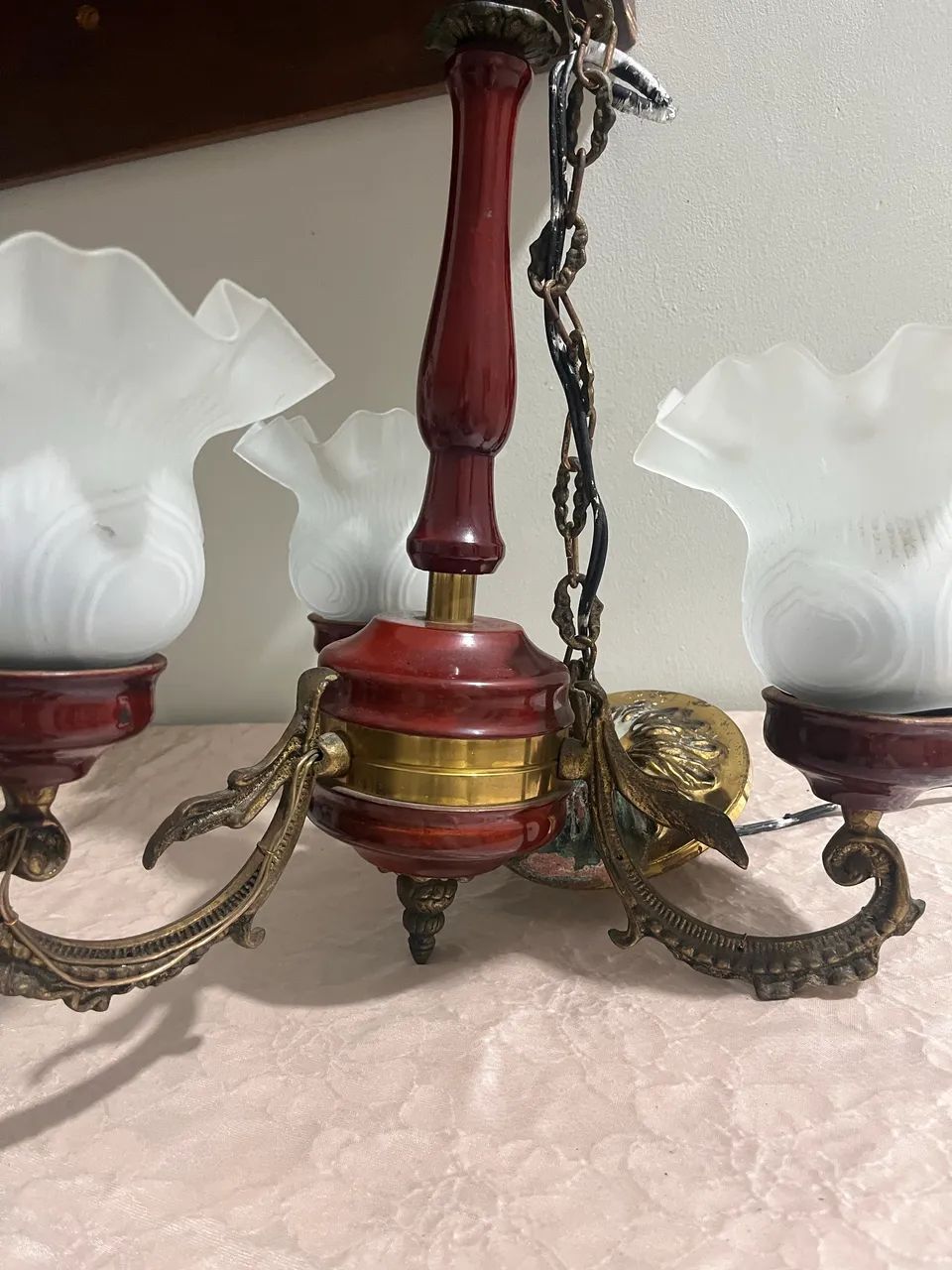 Lustre antigo em madeira e lata com 3 cúpulas de vidro. - Foto 2