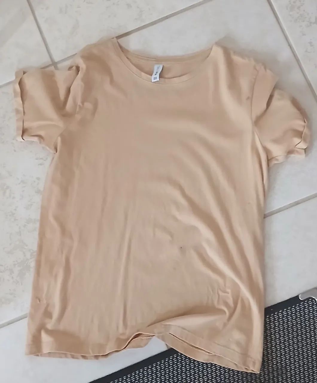 Camiseta básica bege da Renner.