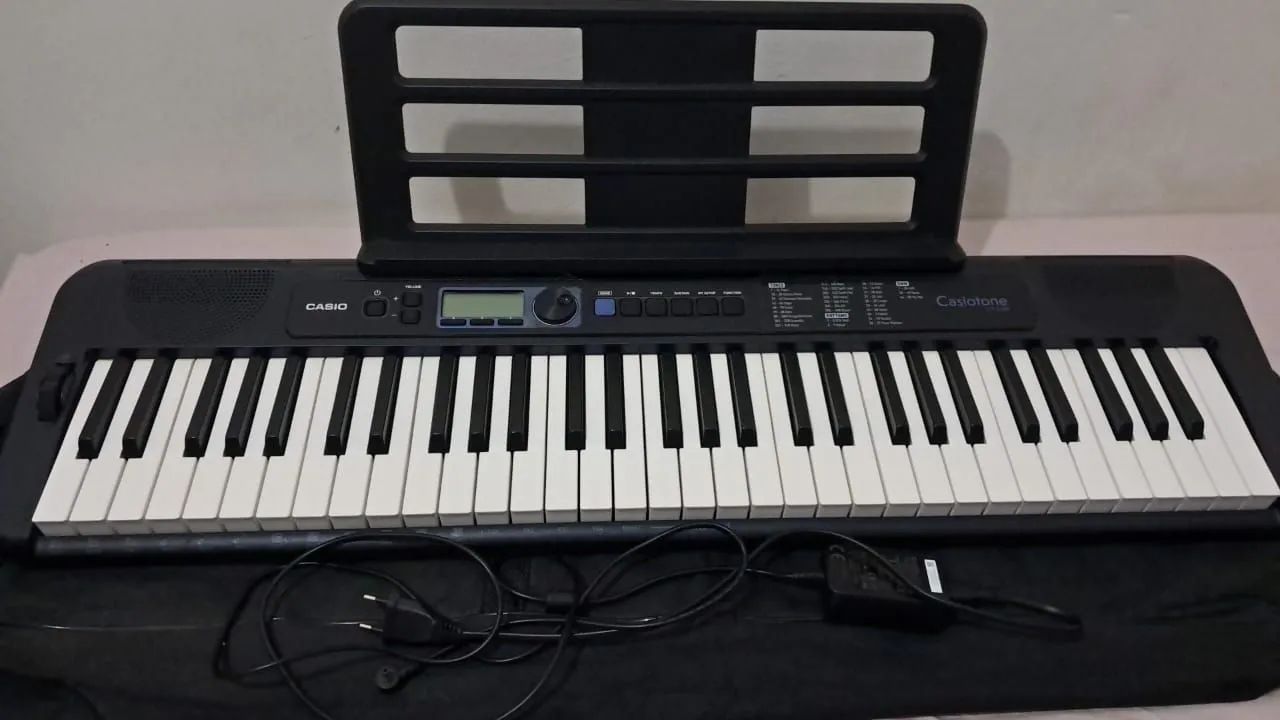Casio Casiotone CT-S300, com teclas sensitivas. 