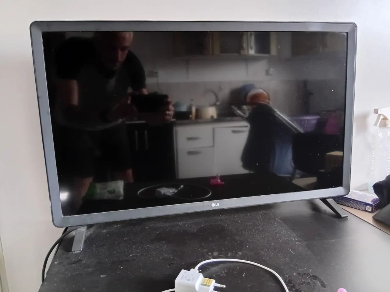 Vendo computador e TV para retirada de peças