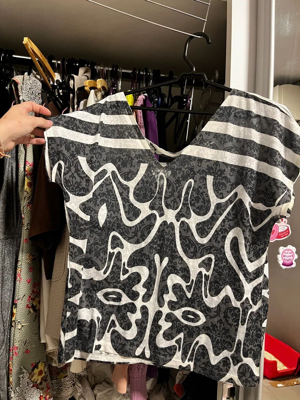 Blusa / camisa preta e branca com leve gola V - Foto 4
