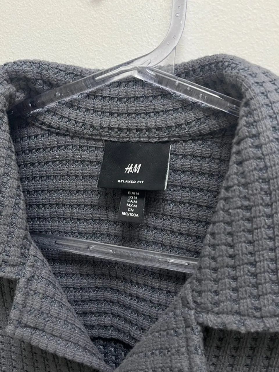 camisa h&m texturizada waffle cinza m - masculina - Foto 4