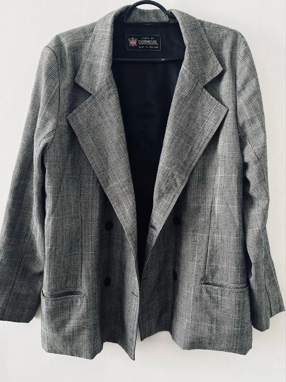 Blazer de alfaiataria em tecido Dormeuil (Made in England).
