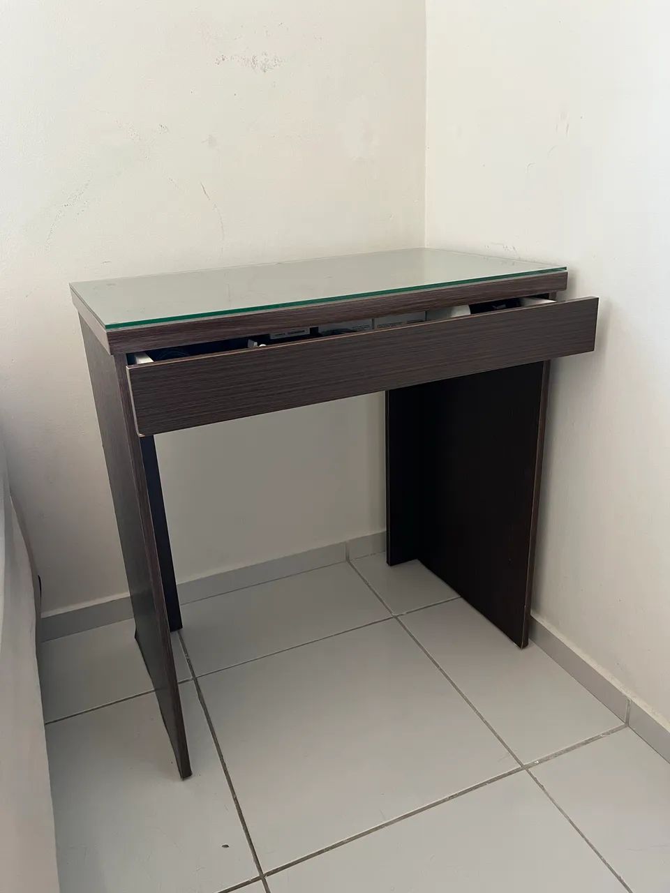 Mesa de estudo com gaveta e tampo de vidro - Foto 2